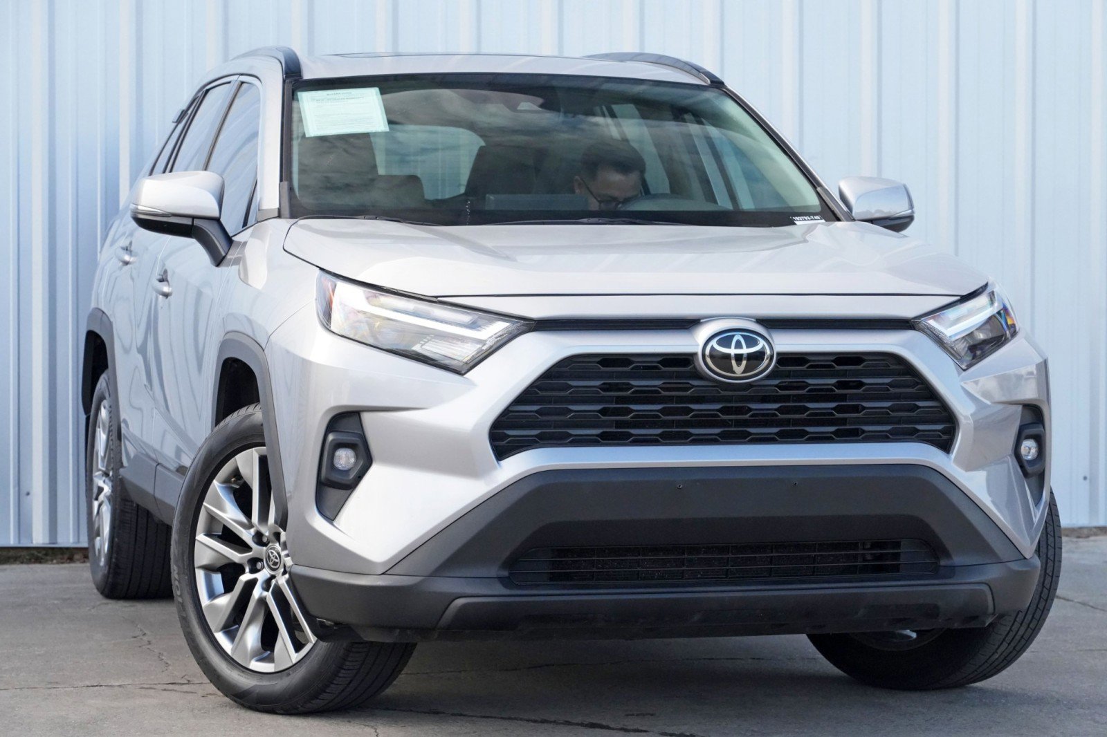 Used 2022 Toyota RAV4 XLE Premium image 2