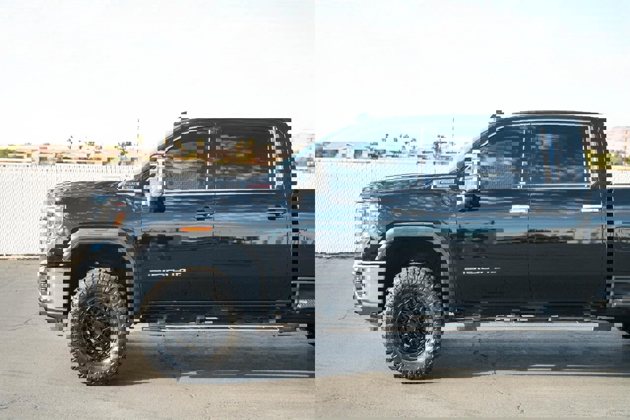 Used 2023 GMC Sierra 2500 SLT w/ SLT Premium Package image 5