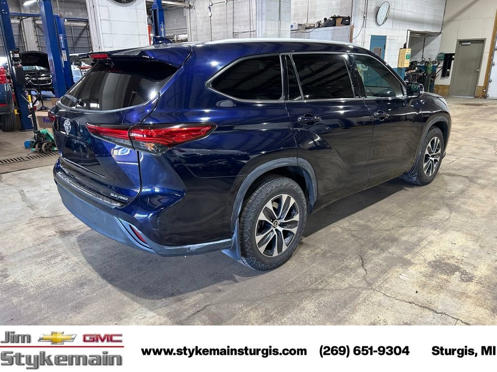 Used 2022 Toyota Highlander XLE AWD/4WD image 7