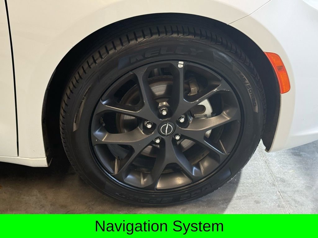 Used 2025 Chrysler Pacifica Limited image 2