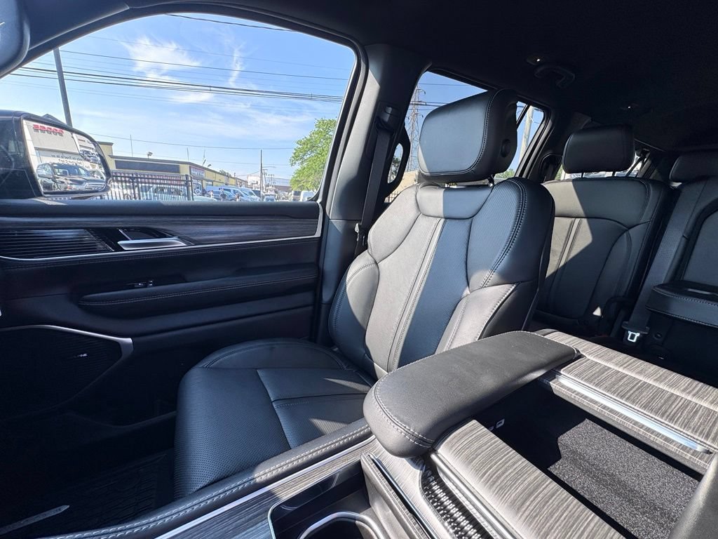 Used 2024 Jeep Wagoneer L Series II w/ Flexible Seating Group RWD image 14