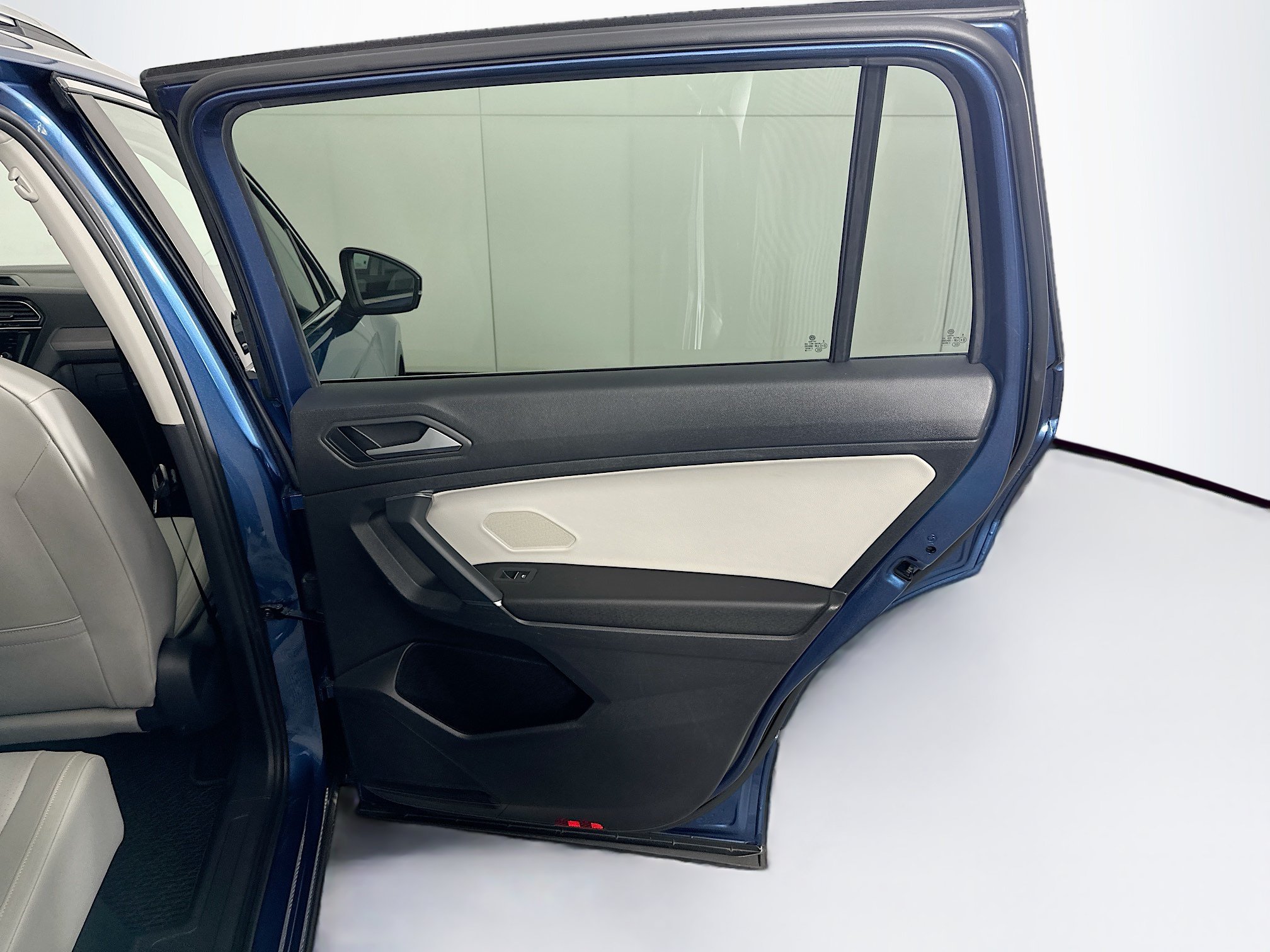Used 2020 Volkswagen Tiguan SEL FWD image 30