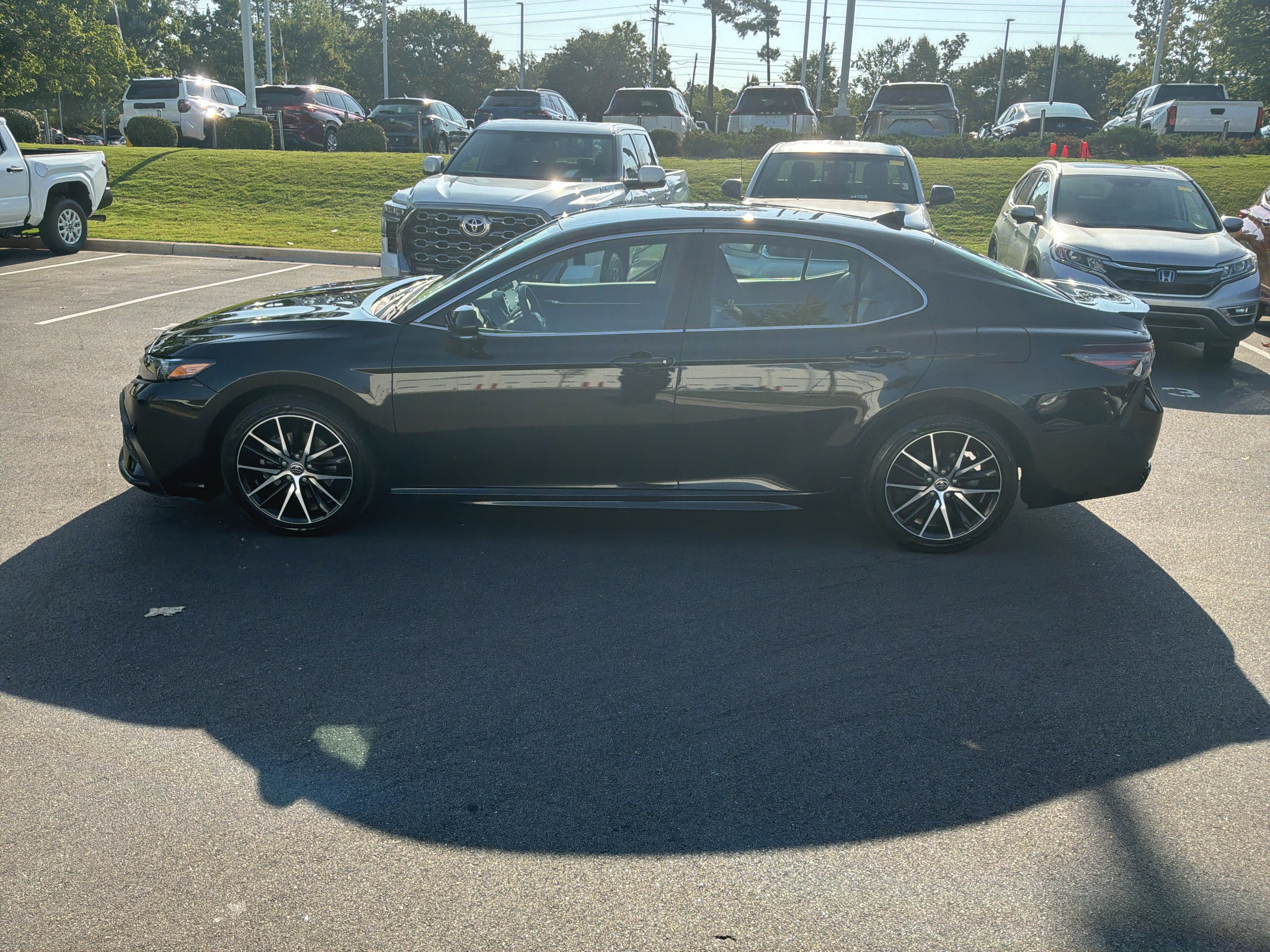 Used 2023 Toyota Camry SE FWD image 7