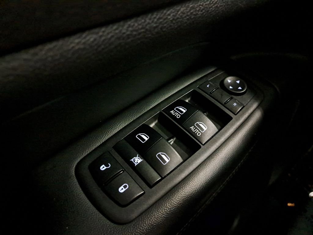 Used 2018 Jeep Grand Cherokee Altitude image 25