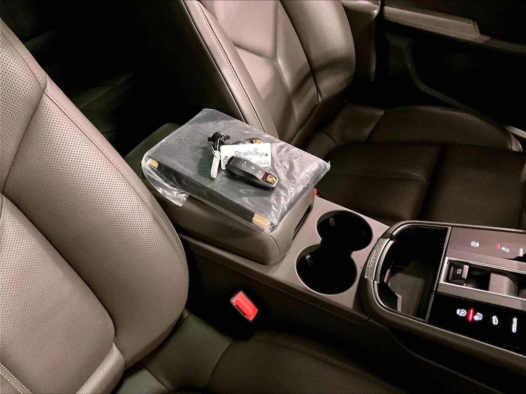 Certified 2024 Porsche Macan image 16