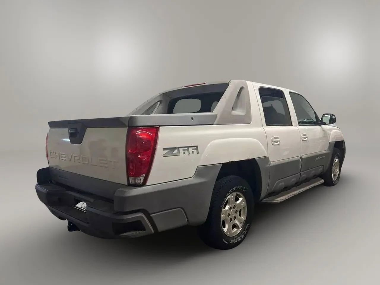 Used 2002 Chevrolet Avalanche Sport Utility Pickup 4D image 3