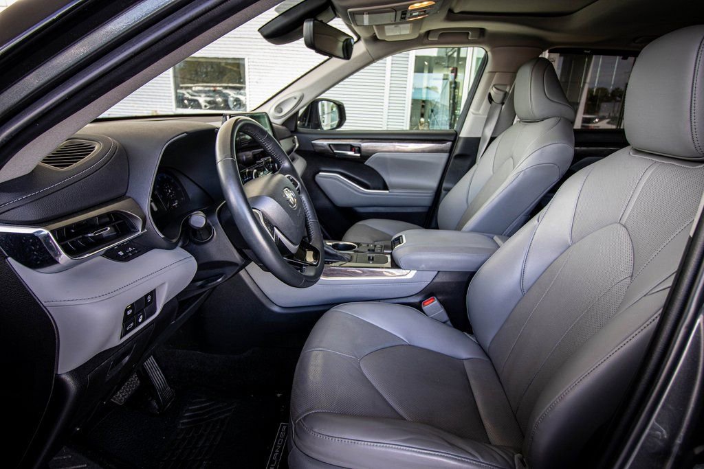 Used 2023 Toyota Highlander Limited image 25