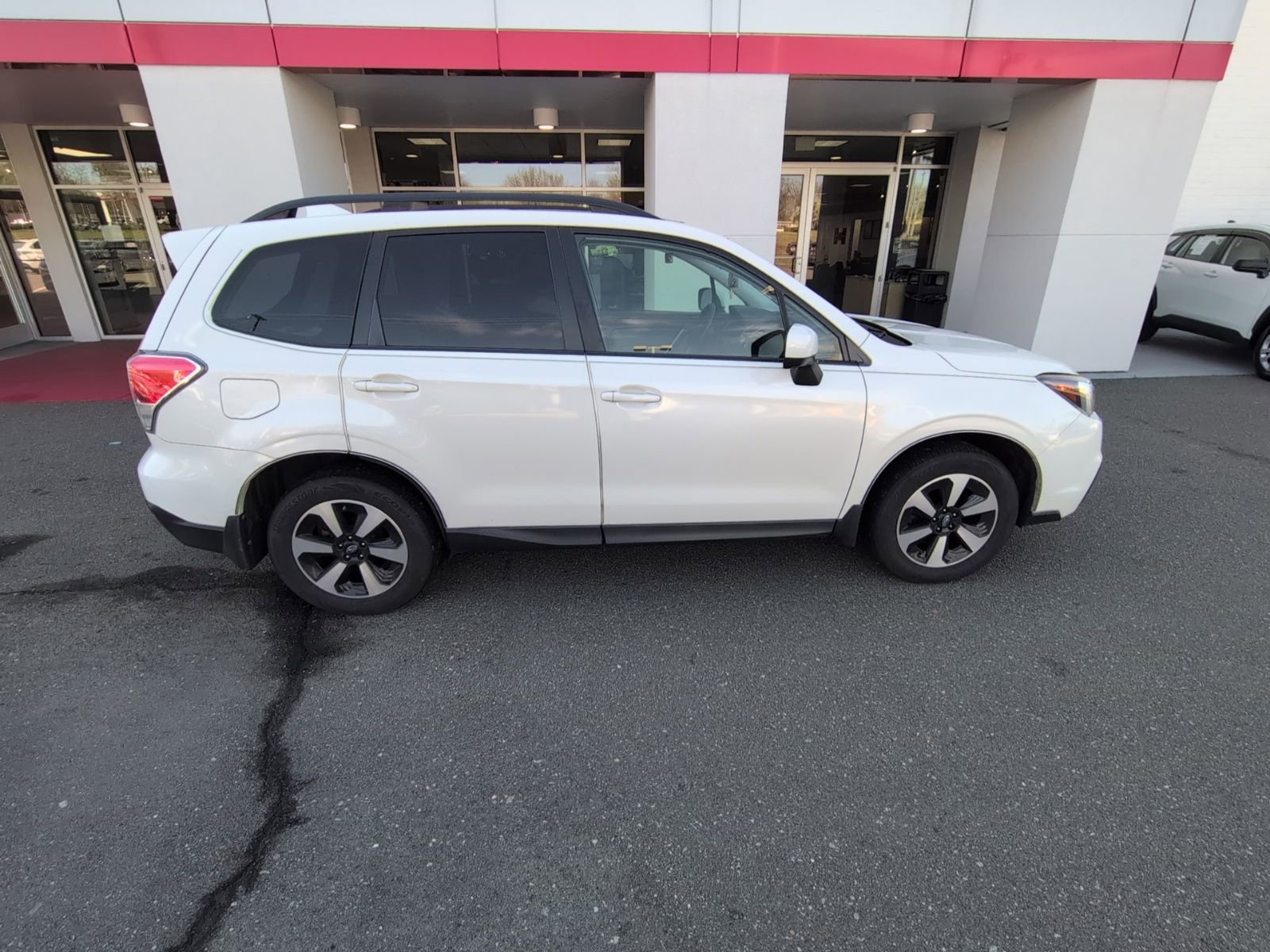 Used 2017 Subaru Forester 2.5i Premium w/ All-Weather Package image 10