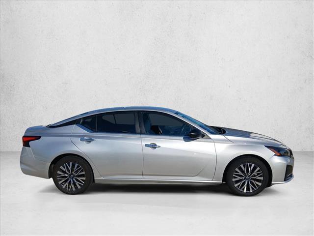 Used 2025 Nissan Altima 2.5 SV FWD image 4