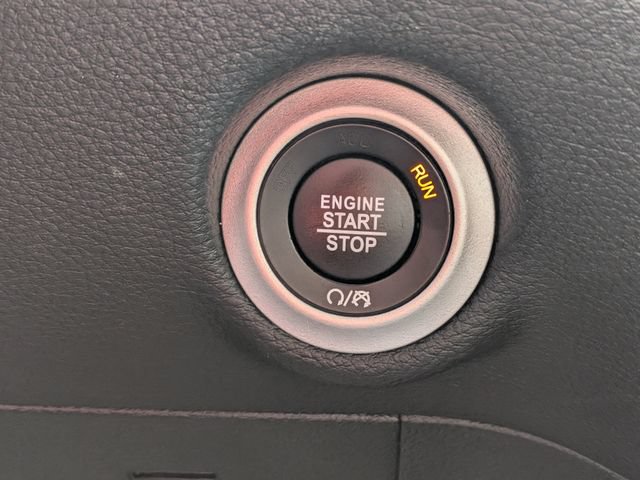 Used 2024 Chrysler Pacifica Limited FWD image 30