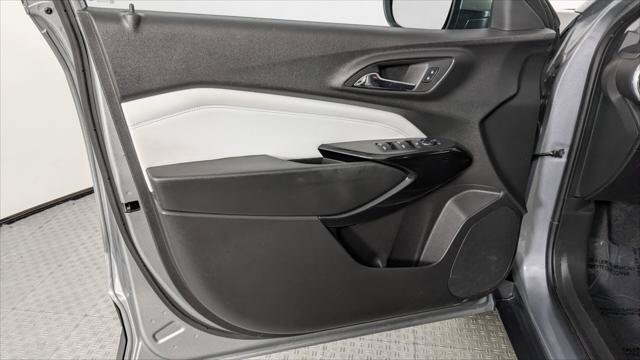 Used 2025 Chevrolet Trax LT w/ LT Convenience Package FWD image 13