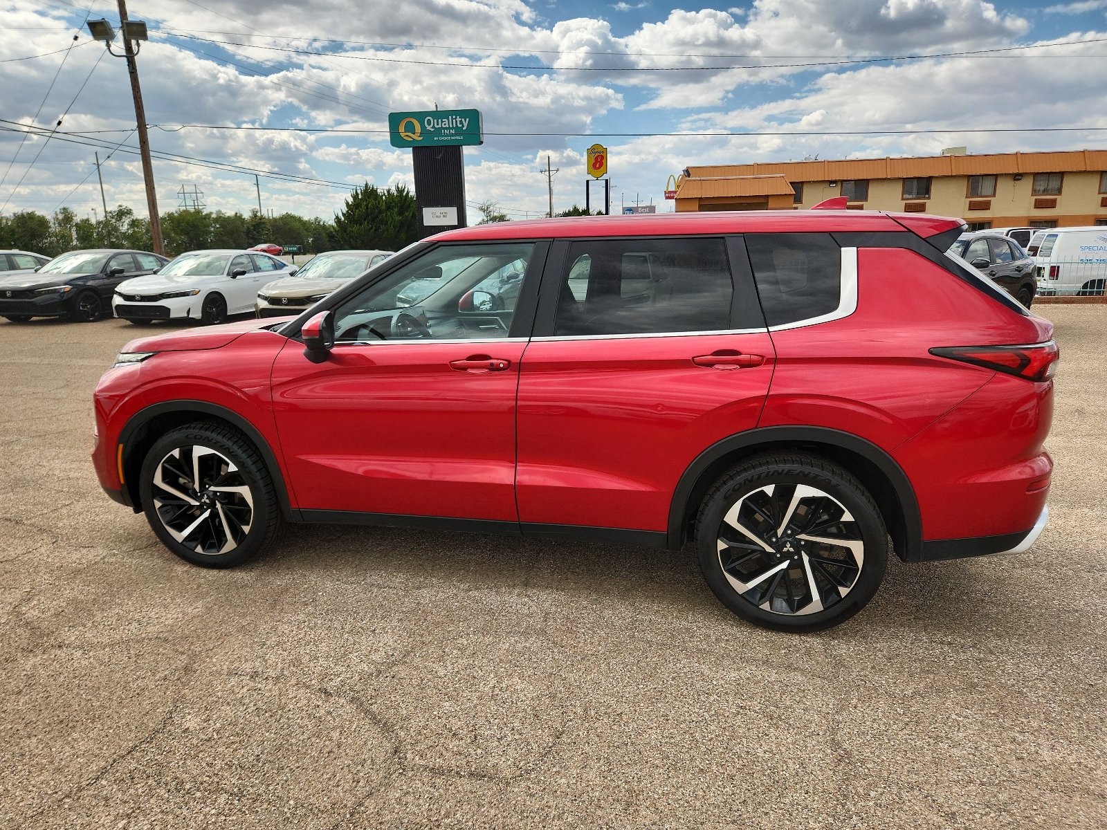 Used 2024 Mitsubishi Outlander SE image 2
