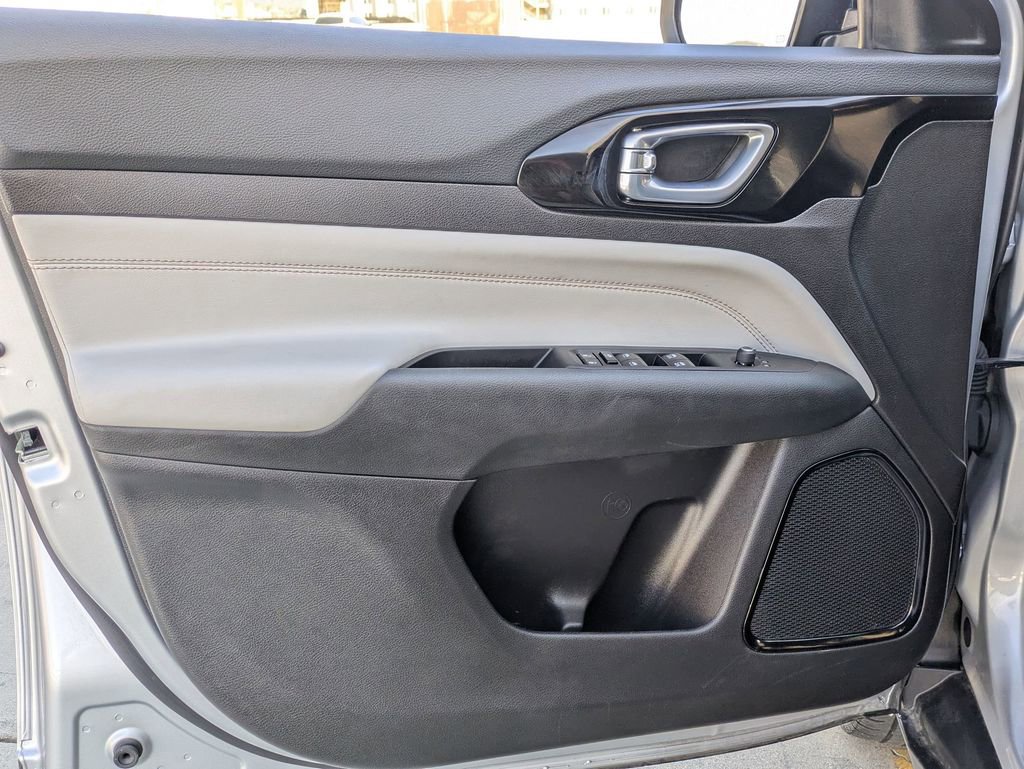 Used 2025 Jeep Compass Limited image 11