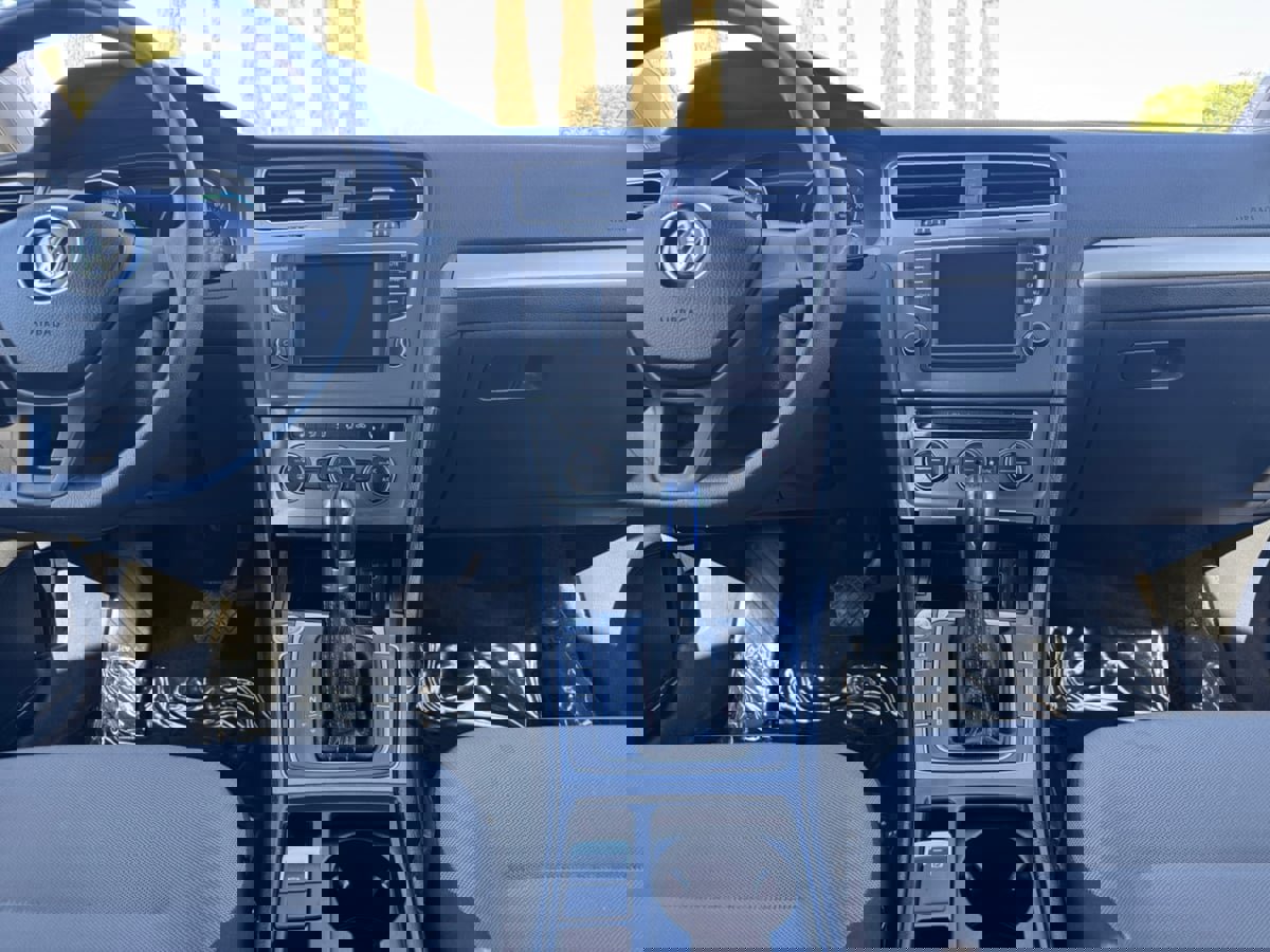 Used 2016 Volkswagen e-Golf SE w/ DC Fast Charging Package image 15