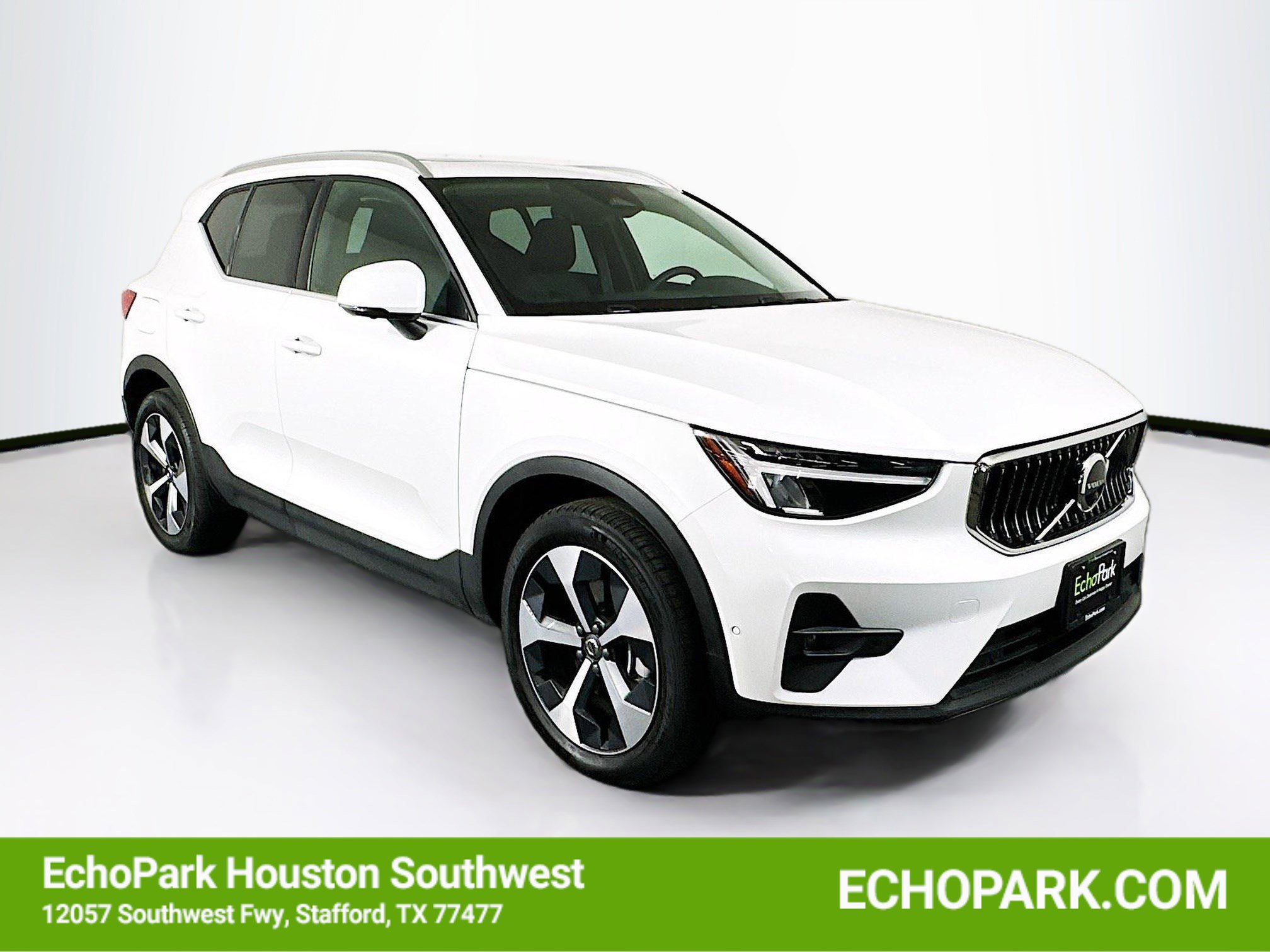 Used 2025 Volvo XC40 B5 Plus image 1