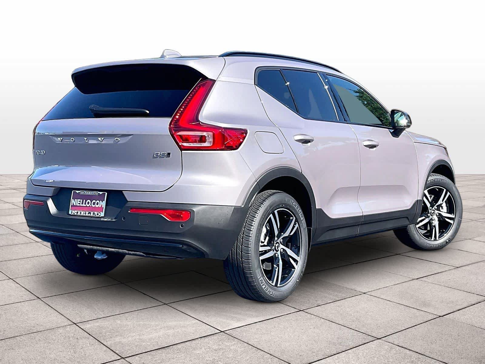 New 2026 Volvo XC40 B5 Core w/ Climate Package AWD/4WD image 4