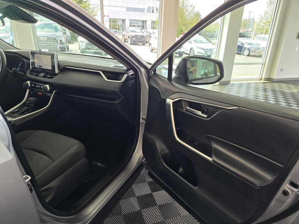 Used 2025 Toyota RAV4 XLE image 42
