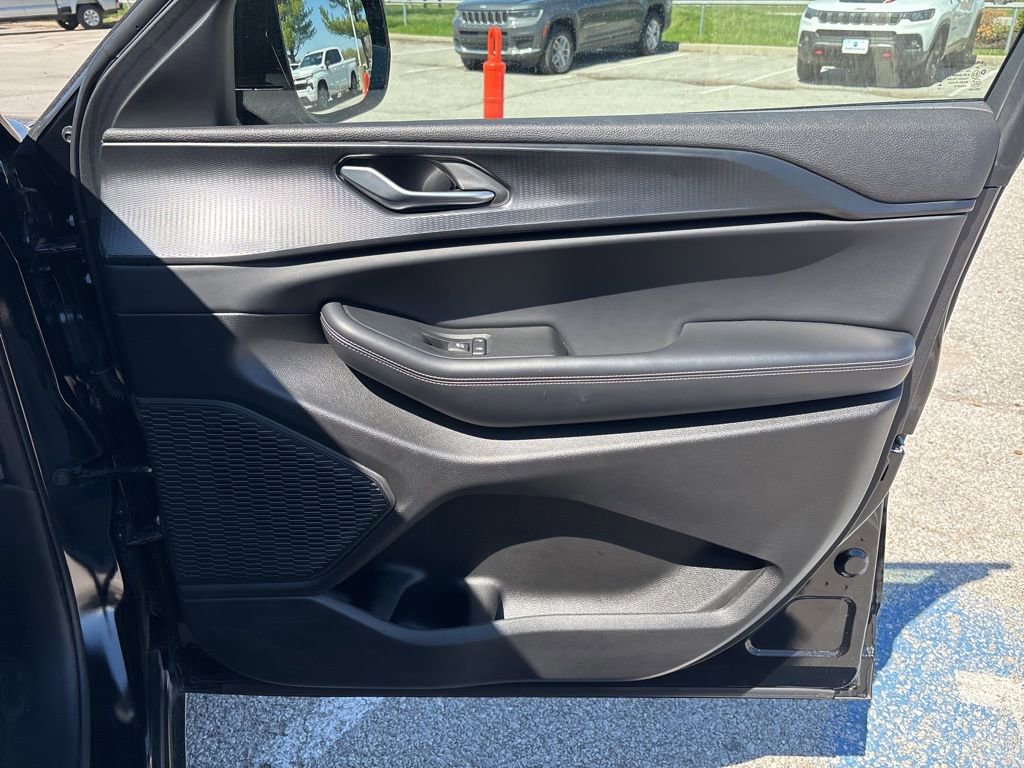 Used 2025 Jeep Grand Cherokee Altitude image 34