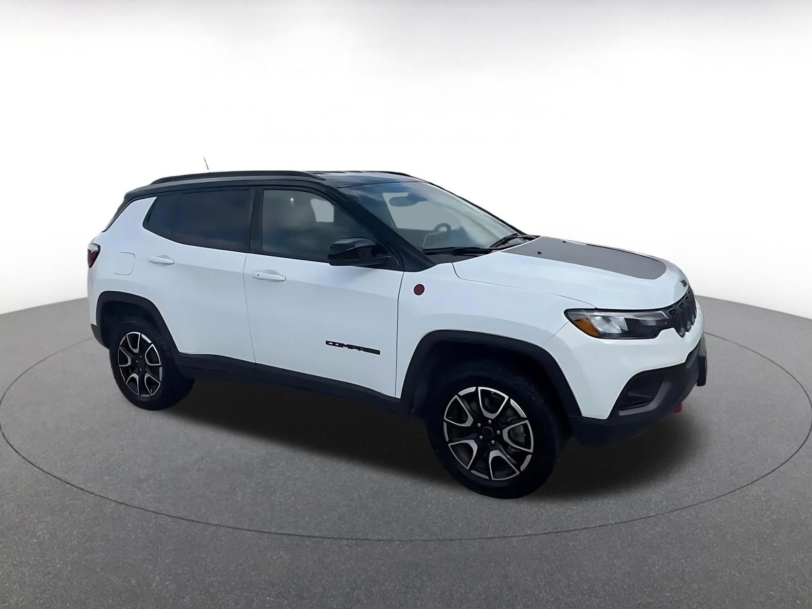 Used 2025 Jeep Compass Trailhawk AWD/4WD image 2