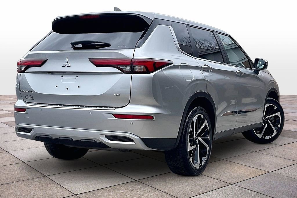Used 2023 Mitsubishi Outlander SE image 12