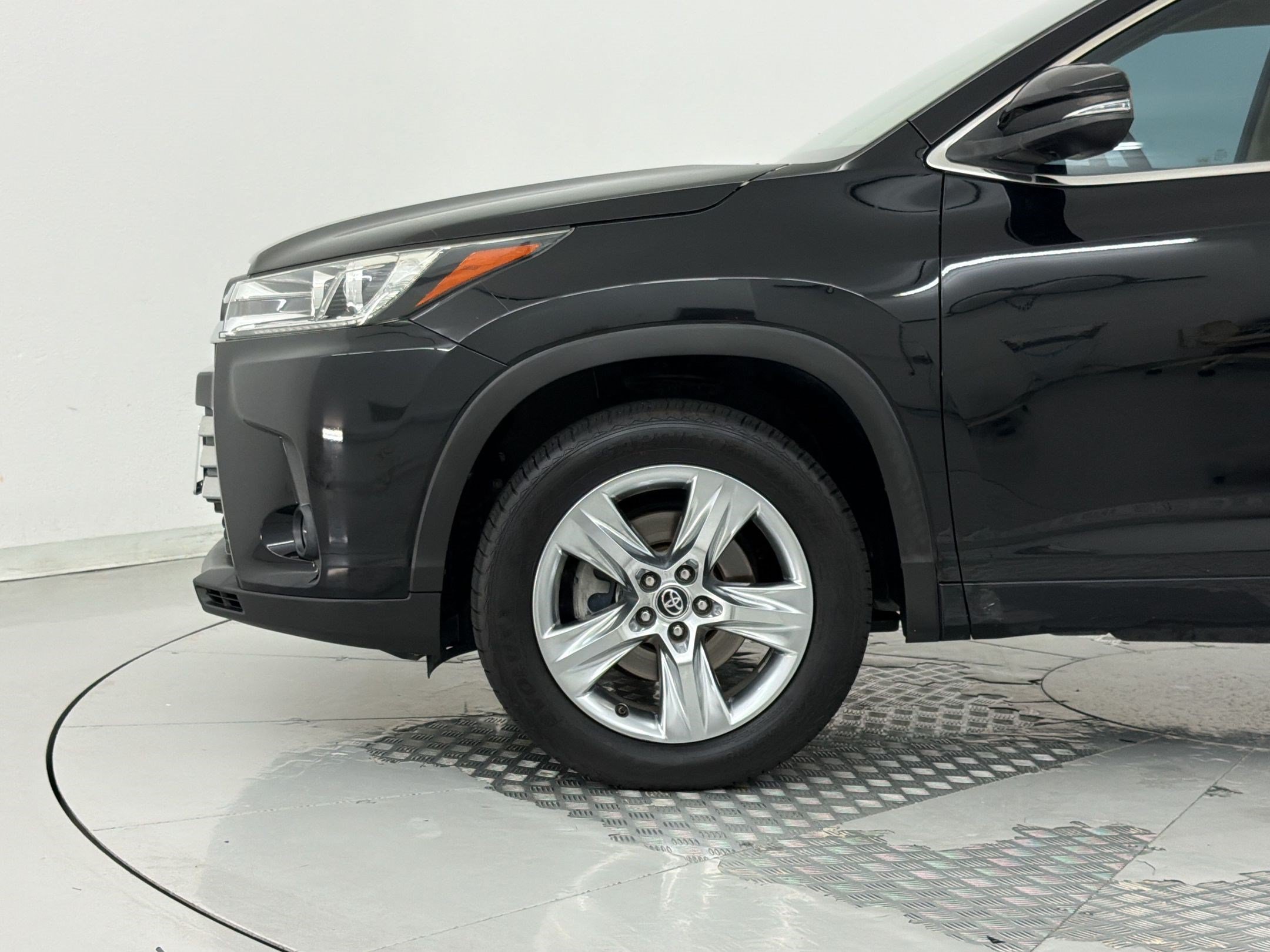 Used 2019 Toyota Highlander Limited FWD image 24