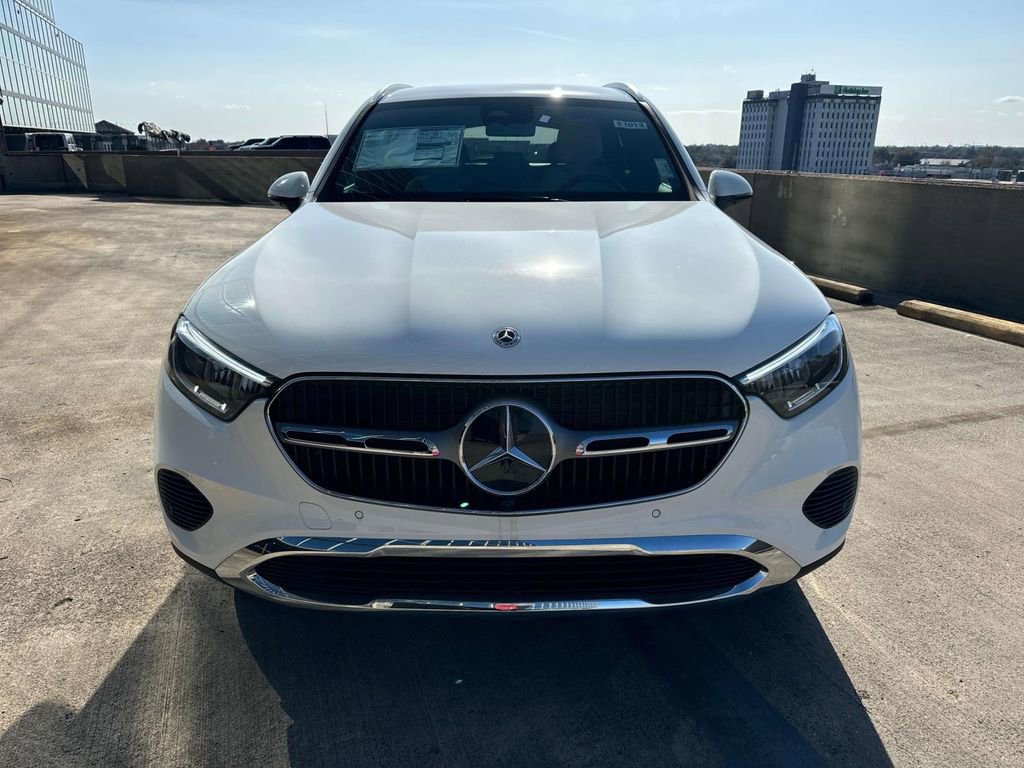 Used 2025 Mercedes-Benz GLC 350e 4MATIC image 2
