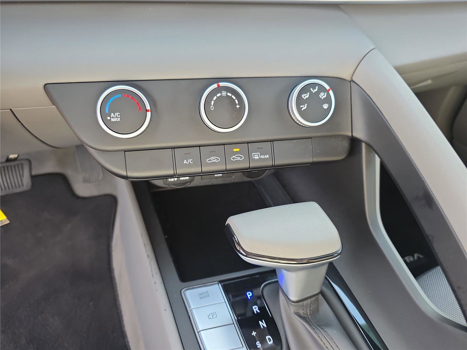 Certified 2024 Hyundai Elantra SE image 26