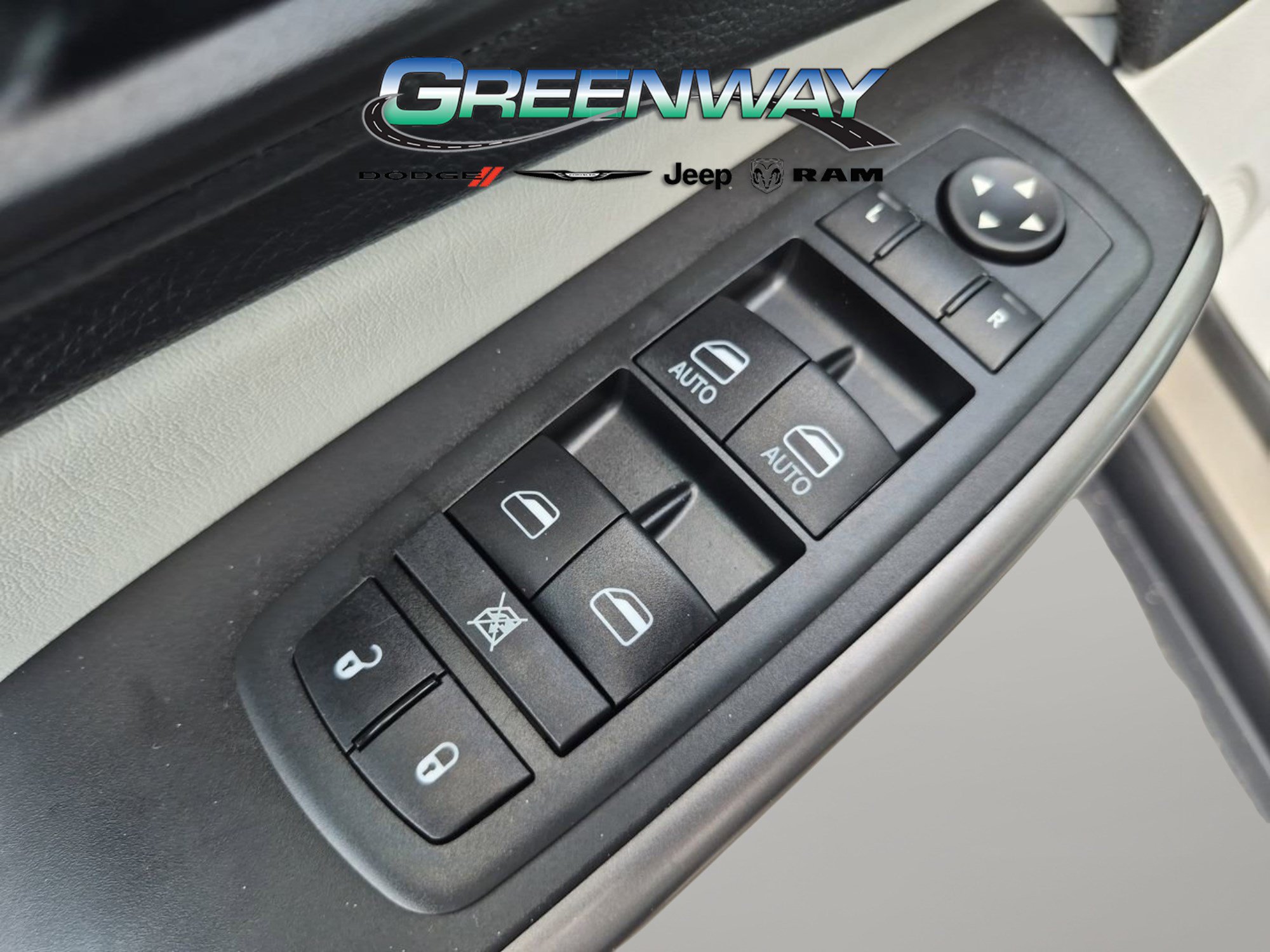 Used 2020 Jeep Cherokee Latitude Plus w/ Comfort/Convenience Group FWD image 18