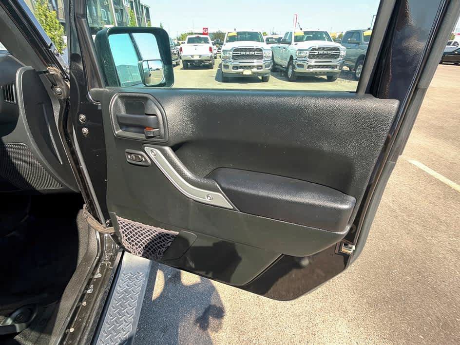 Used 2017 Jeep Wrangler Unlimited Sahara w/ Connectivity Group AWD/4WD image 27
