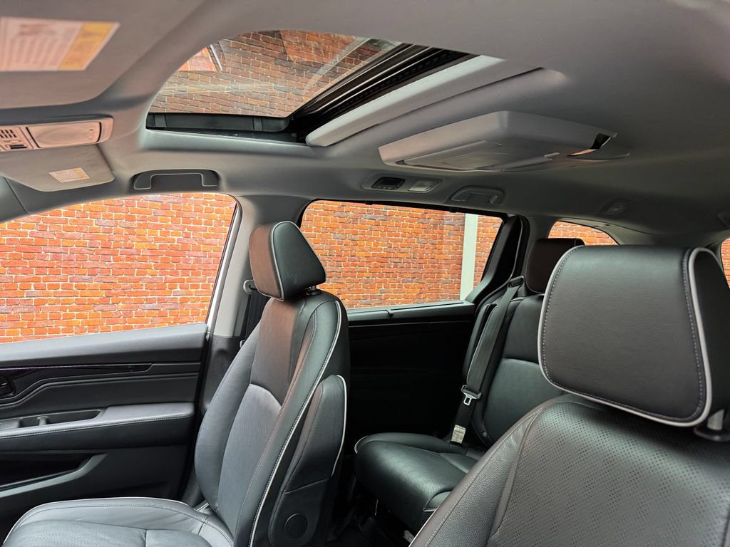 Used 2023 Honda Odyssey Elite image 3