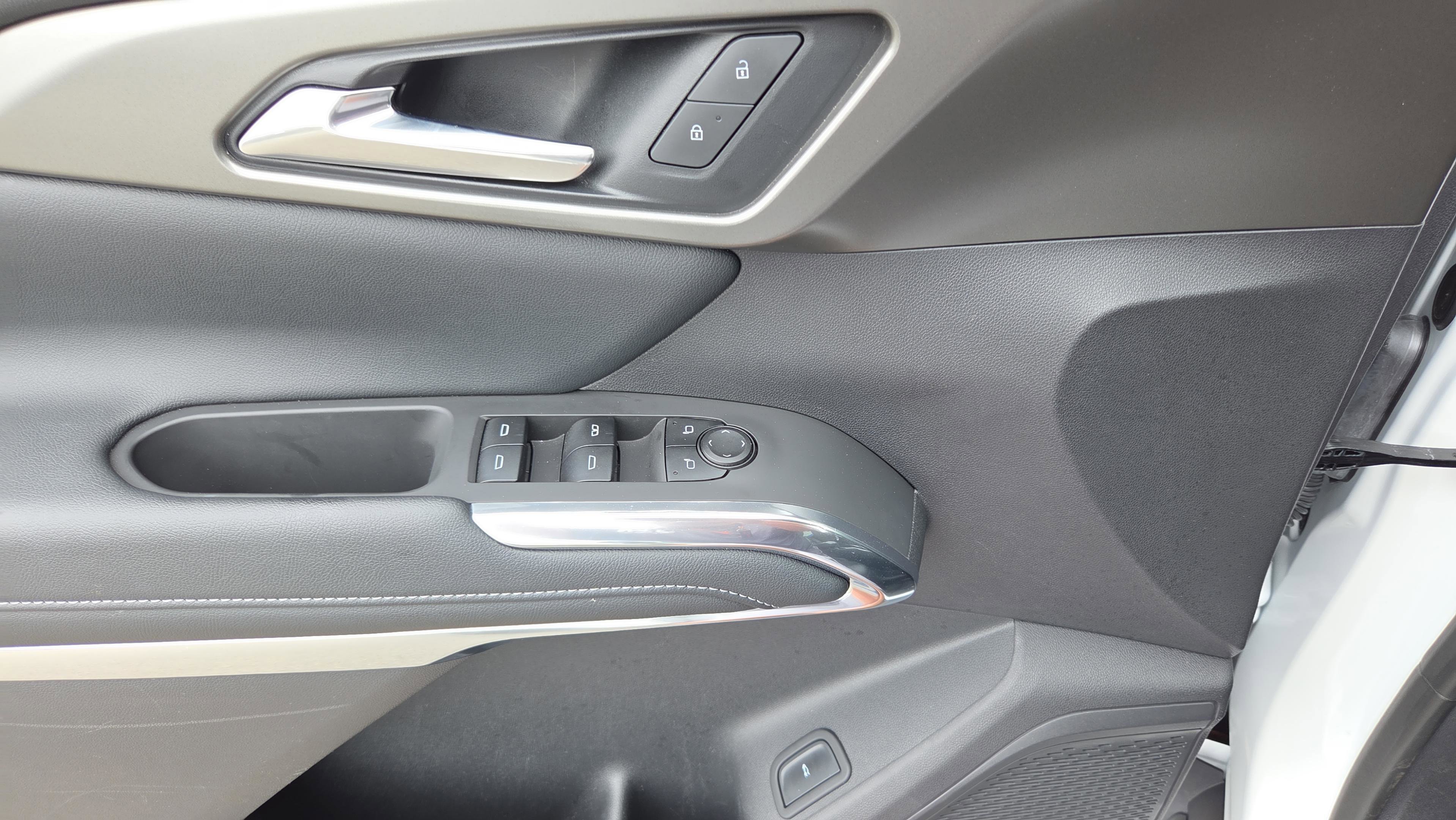 Used 2025 Chevrolet Traverse LT w/ Sun and Wheel Package FWD image 27