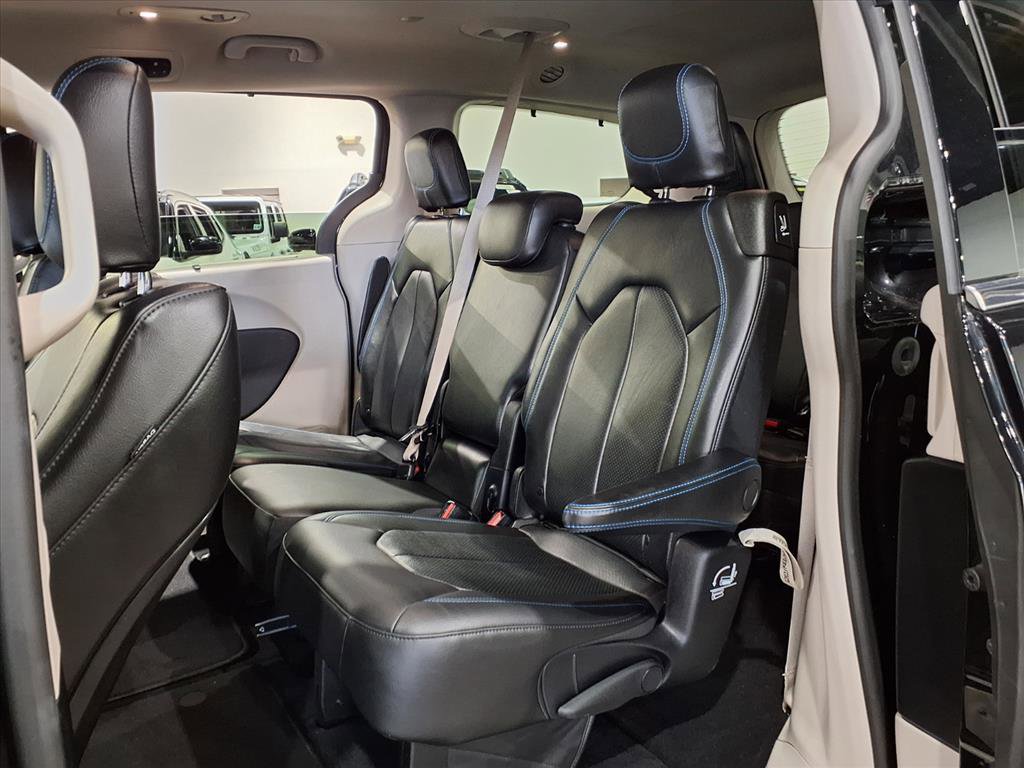 Used 2021 Chrysler Pacifica Touring-L w/ Premium & Safety Sphere Group image 19