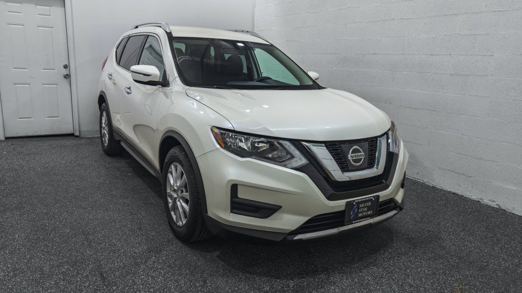 Used 2017 Nissan Rogue SV image 2