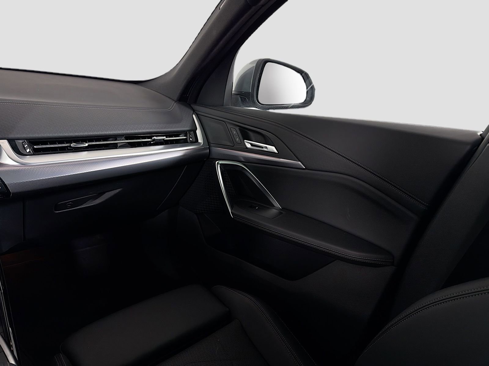 Used 2025 BMW X2 xDrive28i w/ M Sport Package image 25