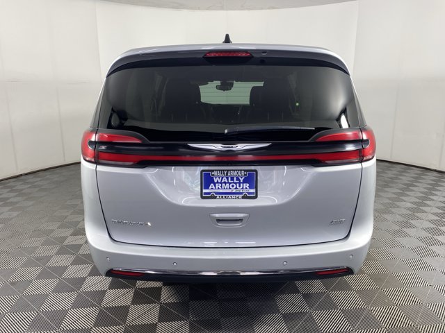 Used 2024 Chrysler Pacifica Touring-L AWD/4WD image 7