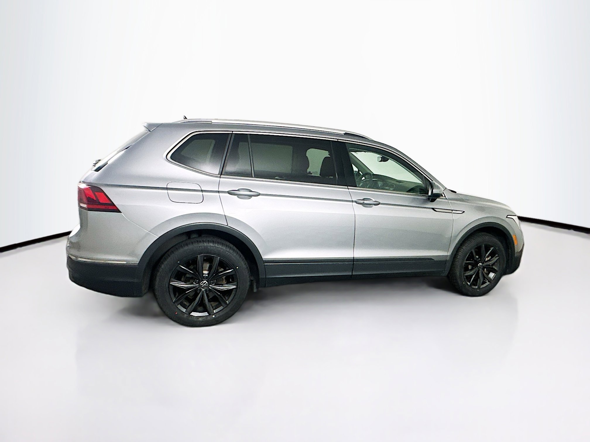 Used 2024 Volkswagen Tiguan SE image 10