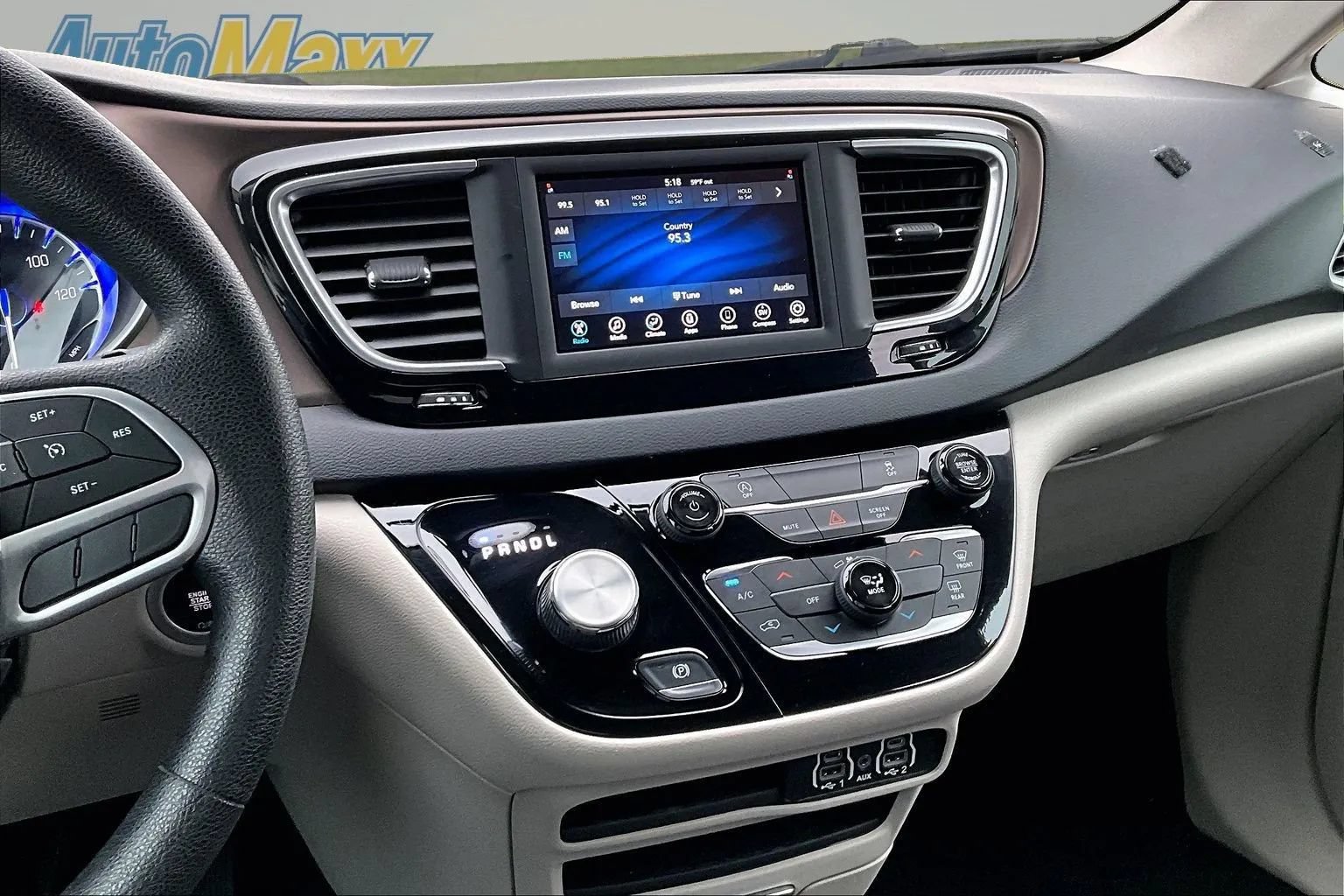 Used 2021 Chrysler Voyager L FWD image 9