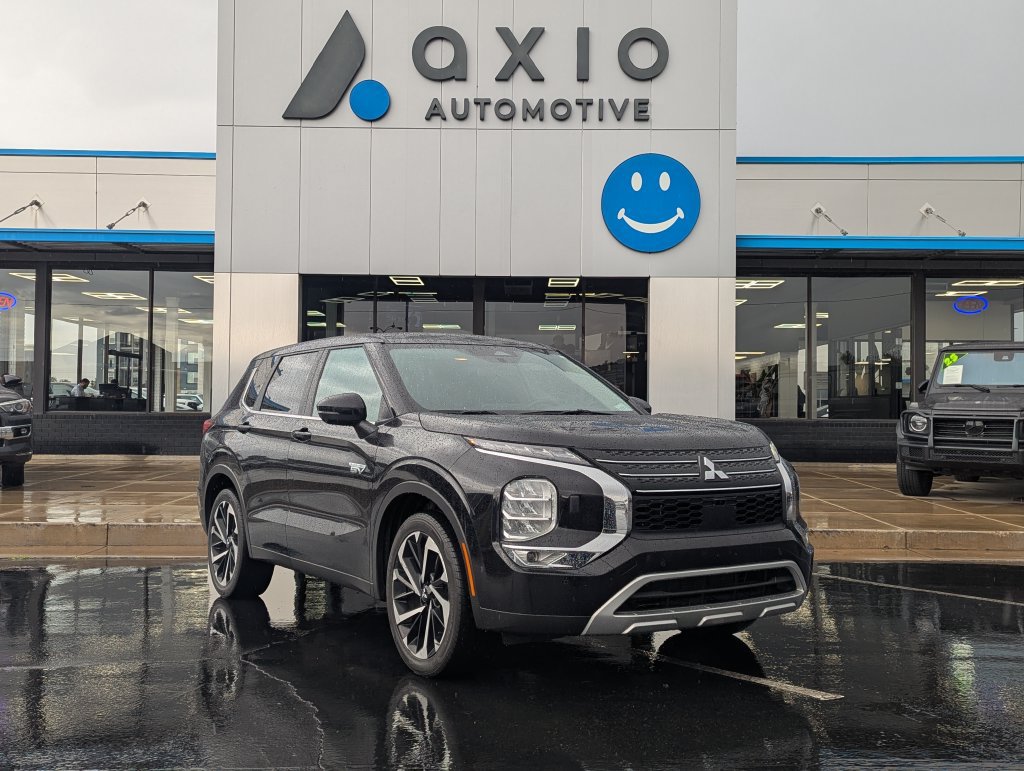Used 2023 Mitsubishi Outlander 4WD Plug-In Hybrid image 1