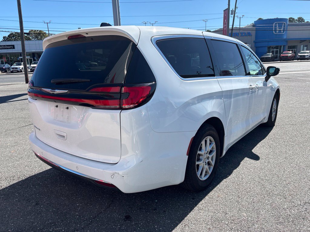 Used 2025 Chrysler Pacifica Select FWD image 5