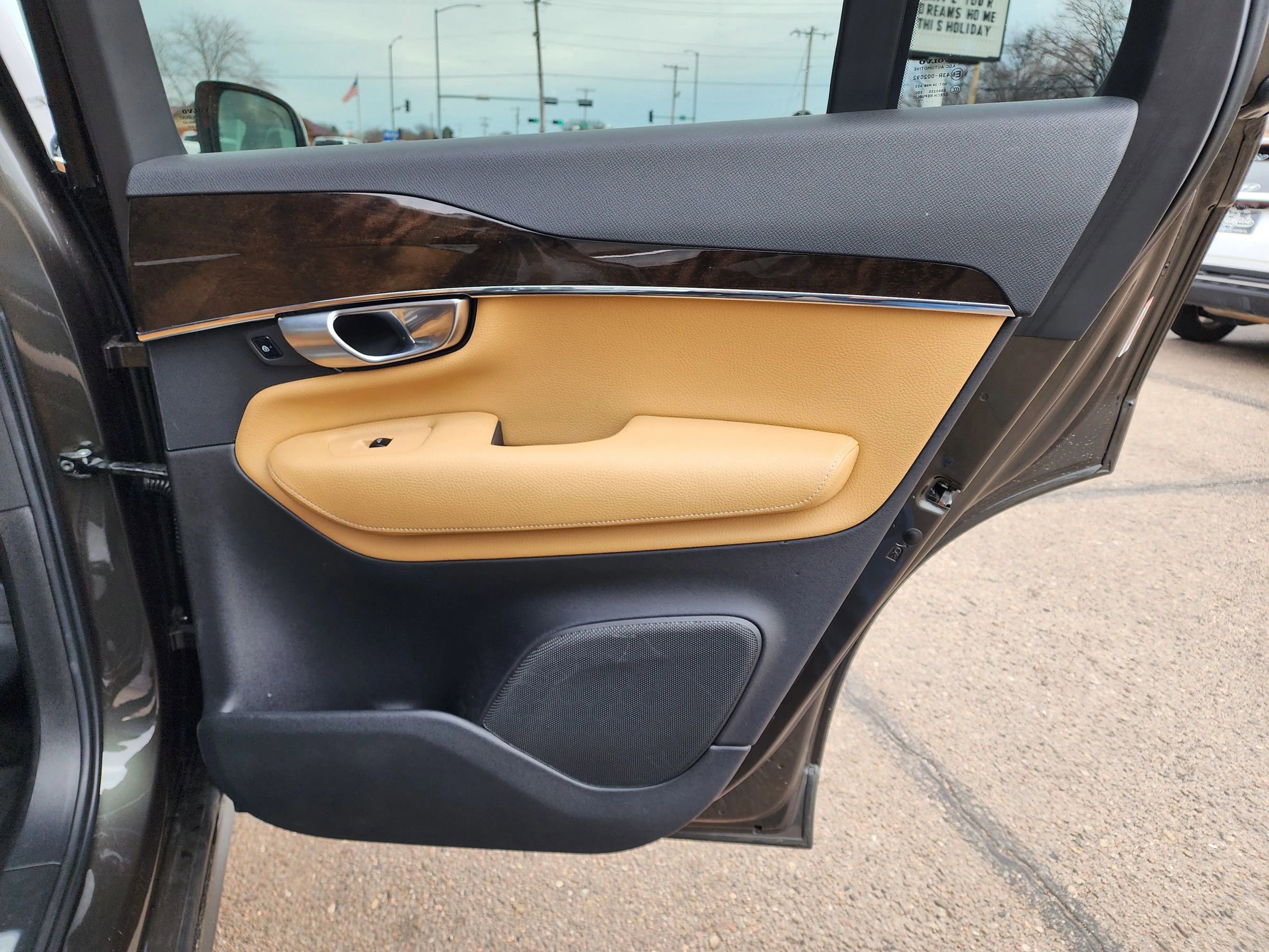 Used 2018 Volvo XC90 T6 Momentum w/ Convenience Package image 11