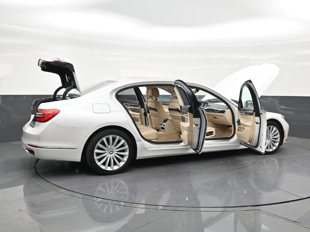 Used 2019 BMW 740i w/ Executive Package RWD image 28