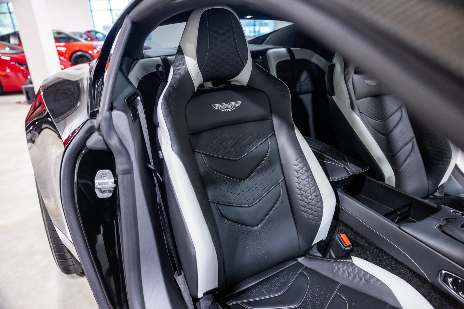 Used 2022 Aston Martin DBS Superleggera RWD image 33