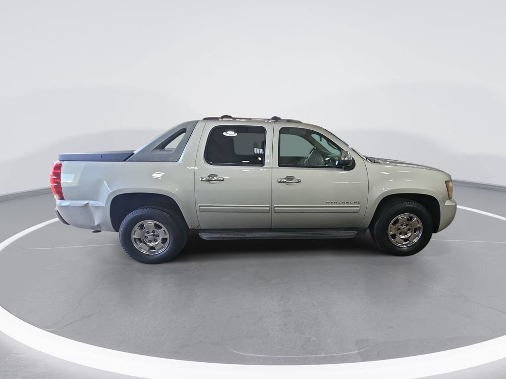 Used 2011 Chevrolet Avalanche LS RWD image 2
