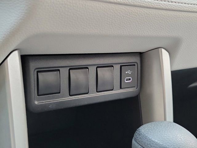 Used 2025 Toyota Corolla Cross L image 23