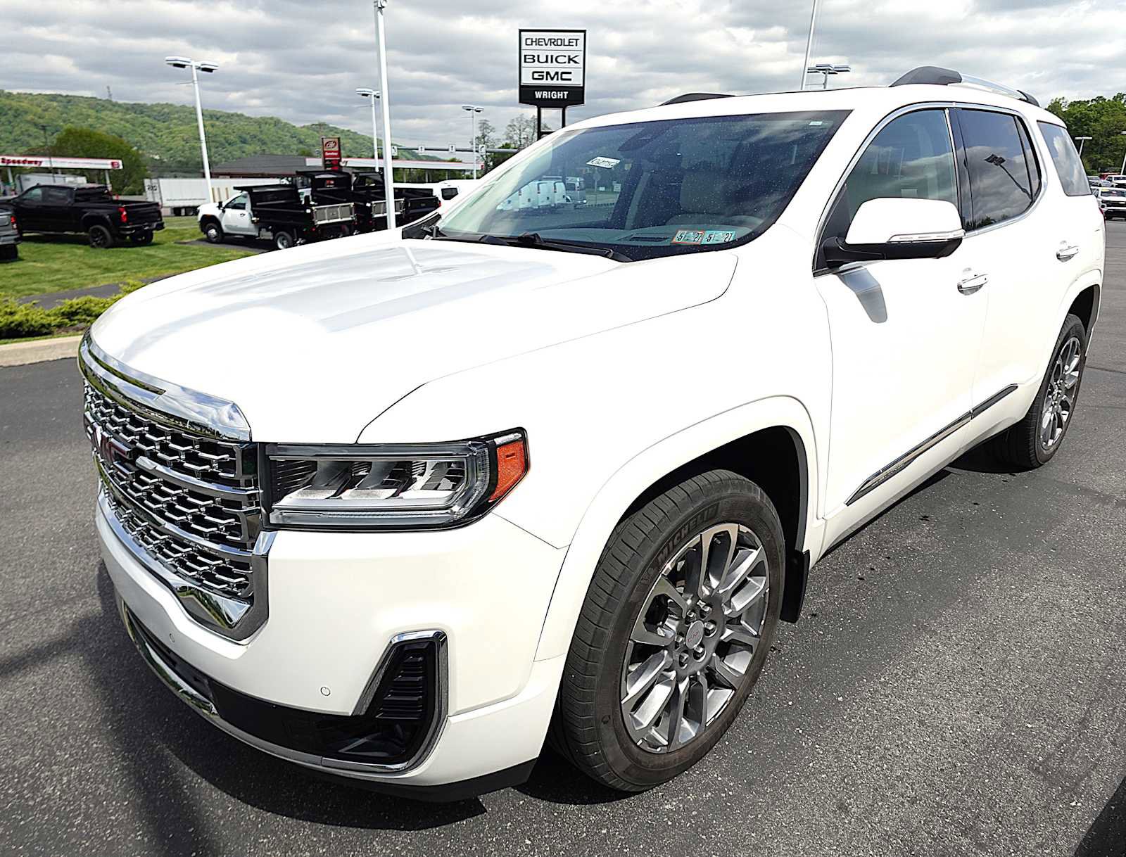 Used 2023 GMC Acadia Denali w/ Denali Ultimate Package AWD/4WD image 7