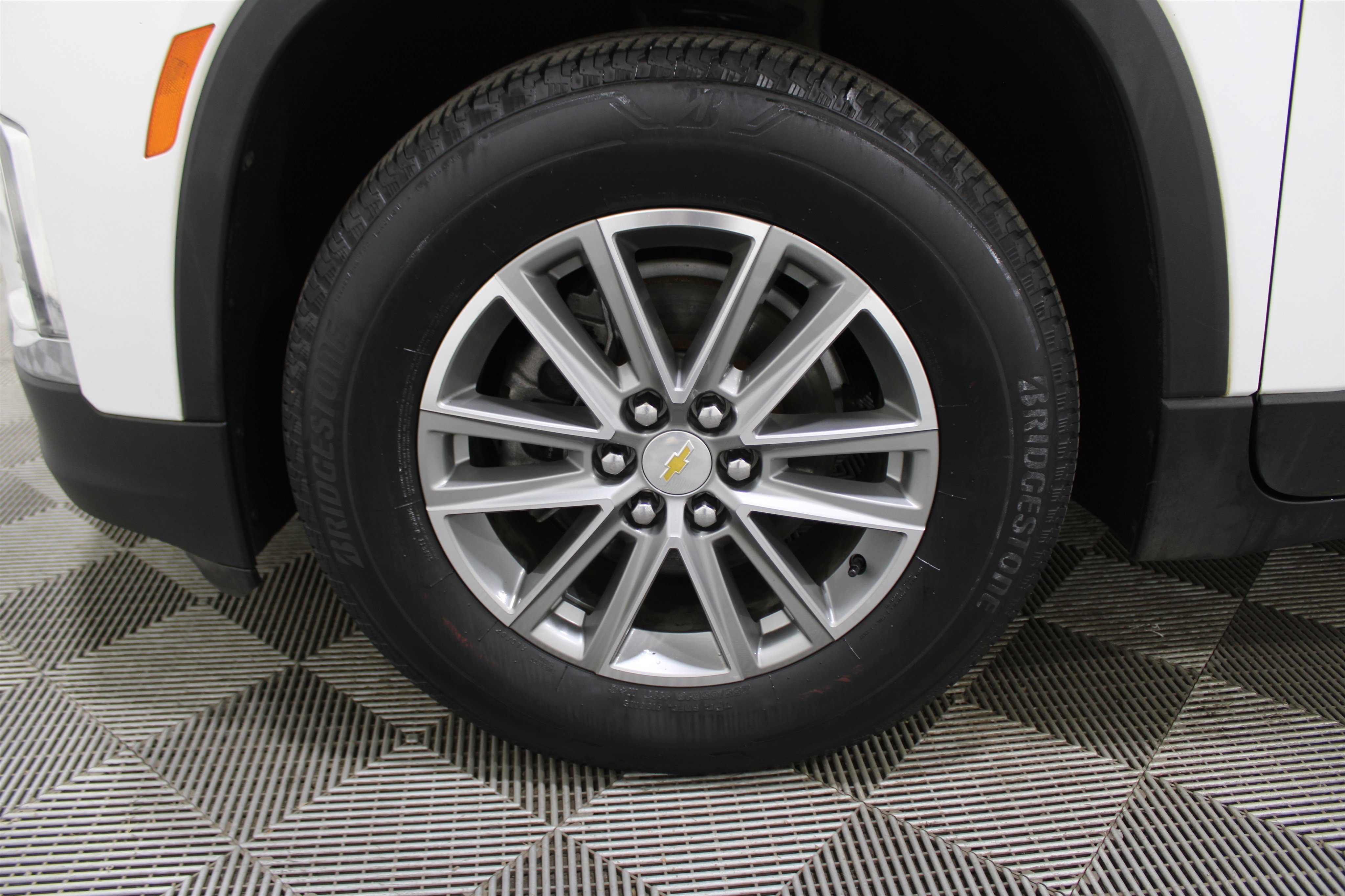 Used 2023 Chevrolet Traverse LT image 37