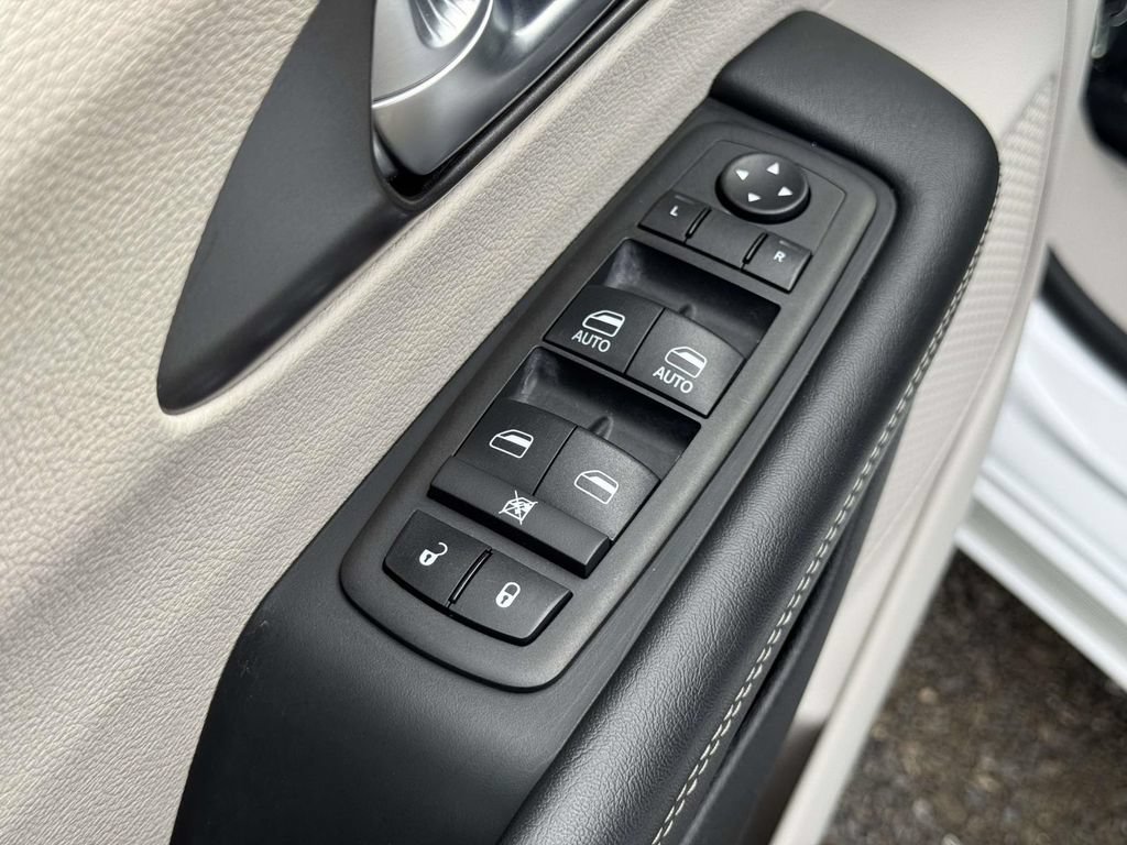 Used 2024 Chrysler Pacifica Limited FWD image 21