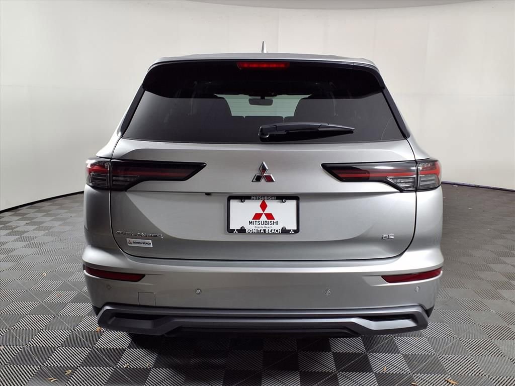Used 2025 Mitsubishi Outlander SE image 6
