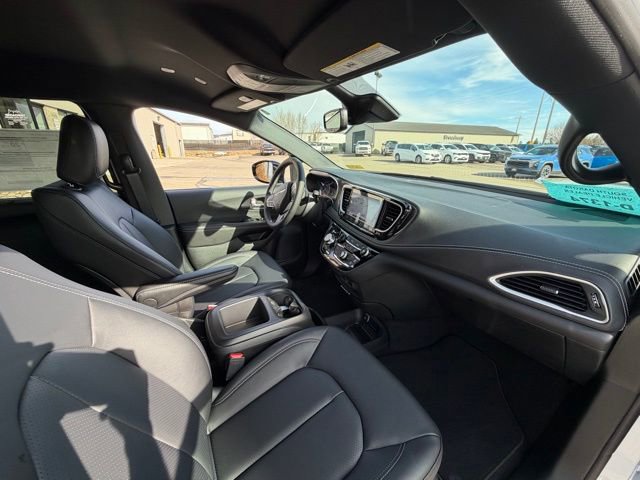 New 2026 Chrysler Pacifica Select AWD/4WD image 10