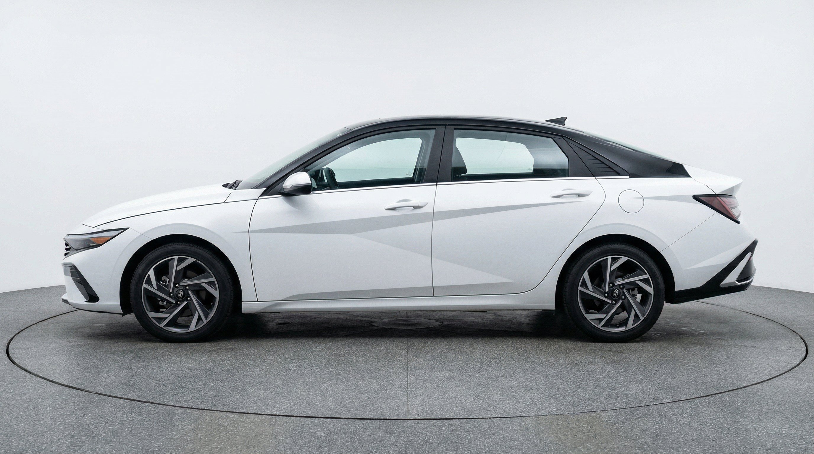 Used 2025 Hyundai Elantra SEL FWD image 5